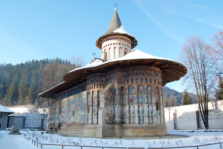 Voronet klooster in Roemenië: de Sixtijnse Kapel van het Oosten wordt dit klooster ook wel eens genoemd! De fresco’s op de buitenmuren hebben zo een intense kleur blauw dat deze in Roemenië zelfs bekend staat als het “Voronet blauw”. © Wikimedia Commons