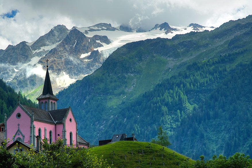 Roze kerk in Triente in de Alpen Zwitserland