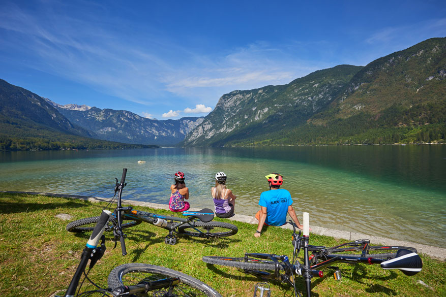 Verschillende rivieren en meren laten je toe om naast het fietsen ook te genieten van watersporten.