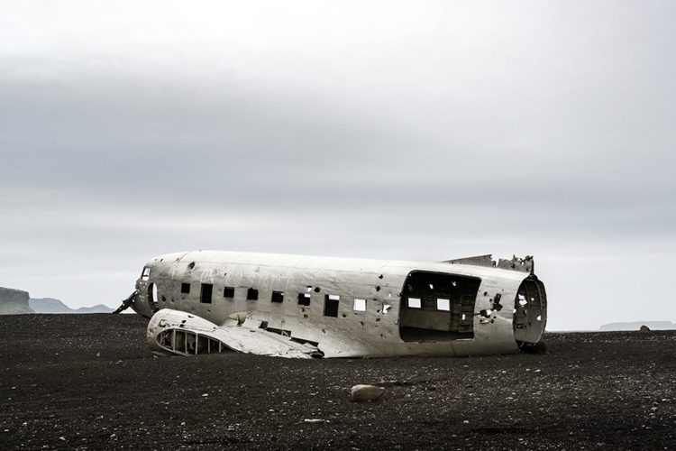 Vliegtuigwrak Solheimasandur, IJsland: op het zwarte strand van Solheimasandur ligt het meest gefotografeerde vliegtuigwrak ooit. Het toestel stortte neer in 1973 en is sindsdien een echte trekpleister voor fotografen en nieuwsgierigen! © Chris Johnston via Flickr Creative Commons