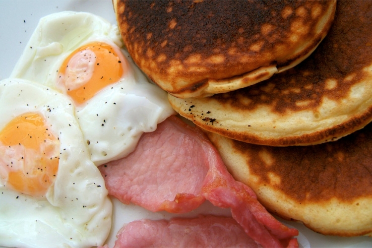 7. Amerika: de bekende American pancakes, doorgaans kleiner en dikker, eten ze ’s morgens het liefst met siroop, bosbessen, spek en eieren. © Wikimedia Commons