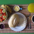 5. Brazilië: hier staan koffie, appelsiensap, maisbrood, eieren, kaas en heel wat fruit zoals Cantaloupe meloen, papaya en bananen op het menu ’s morgens. © HuffPost Brazil