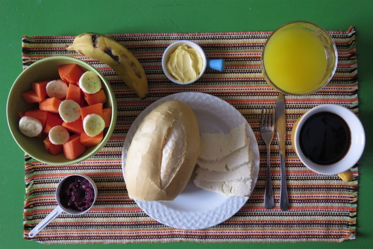 5. Brazilië: hier staan koffie, appelsiensap, maisbrood, eieren, kaas en heel wat fruit zoals Cantaloupe meloen, papaya en bananen op het menu ’s morgens. © HuffPost Brazil