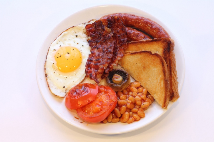 1. Engeland: een klassieker die bij veel toeristen ook gesmaakt wordt! Een English breakfast bestaat uit bonen, worstjes, spek, eieren, tomaten, champignons, toast en niet te vergeten een kopje thee. © Pixabay