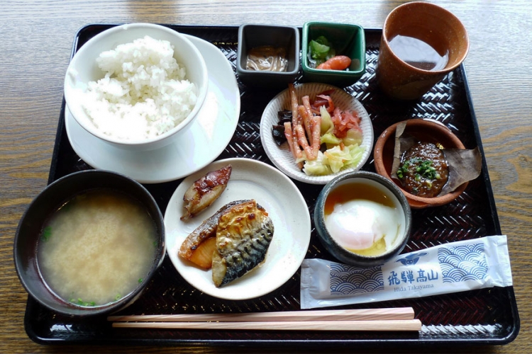 9. Japan: in Japan starten ze de dag doorgaans met gestoomde witte rijst, miso soep, gepekelde groenten en proteïnen die ze halen uit vis en een Japanse omelet (tamagoyaki). © Hoops_McCann via Flickr Creative Commons