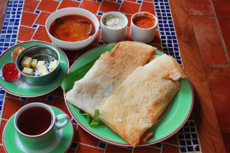 10. India: in India varieert het ontbijt naargelang de streek. Maar meestal krijg je een goedgevuld bord met chutneys, dips en verschillende soorten brood zoals dosa, roti of idli. © GF