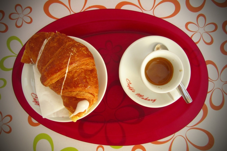 6. Italië: Italianen starten hun dag het liefst zo zoet mogelijk met cappuccino e cornetto ofte een stevige koffie met een croissant. © Pixabay
