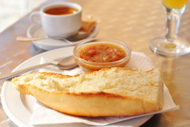 2. Spanje: een snel ontbijt in Spanje wordt ook wel Pan a la Catalana of Pan con Tomate genoemd. Neem een stukje brood, besmeer het met look en rijpe tomaten, besprenkel met olijfolie en kruid met peper en zout! Kaas, hesp of een stukje worst bijvoegen is optioneel. © ___steph___ via Flickr Creative Commons
