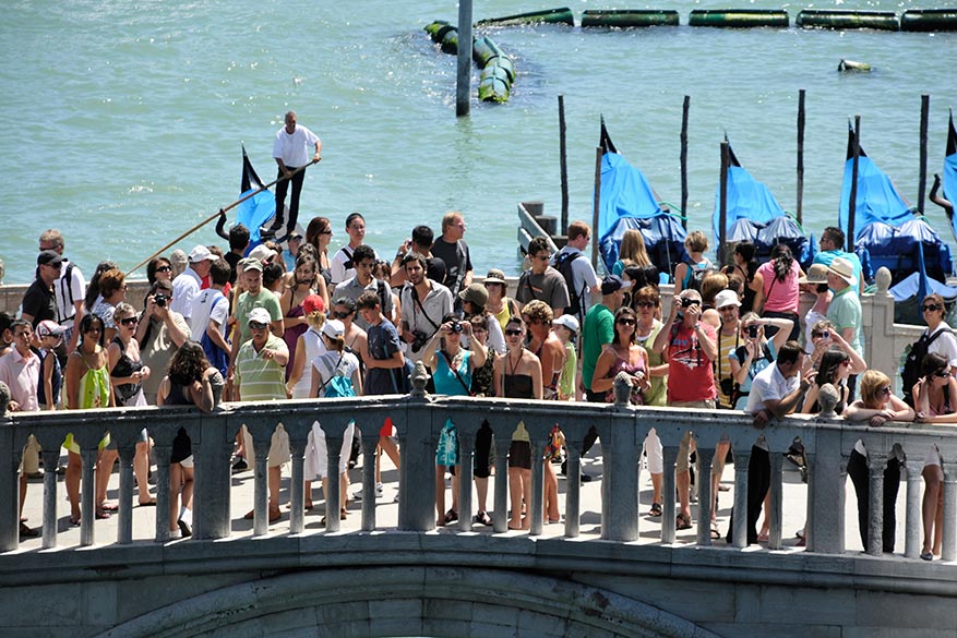 Tourists_on_the_Ponte_della_Paglia_Venice