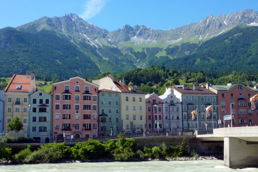 Kleurrijke huizen langs de Inn in Innsbruck