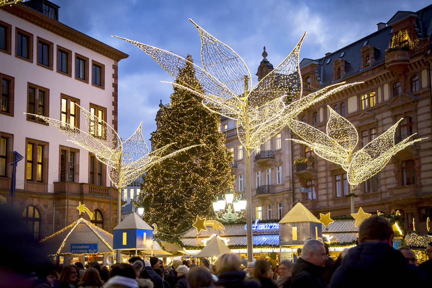 De kerstmarkt in Wiesbaden: vieren onder vallende sterren en lichtgevende lelies